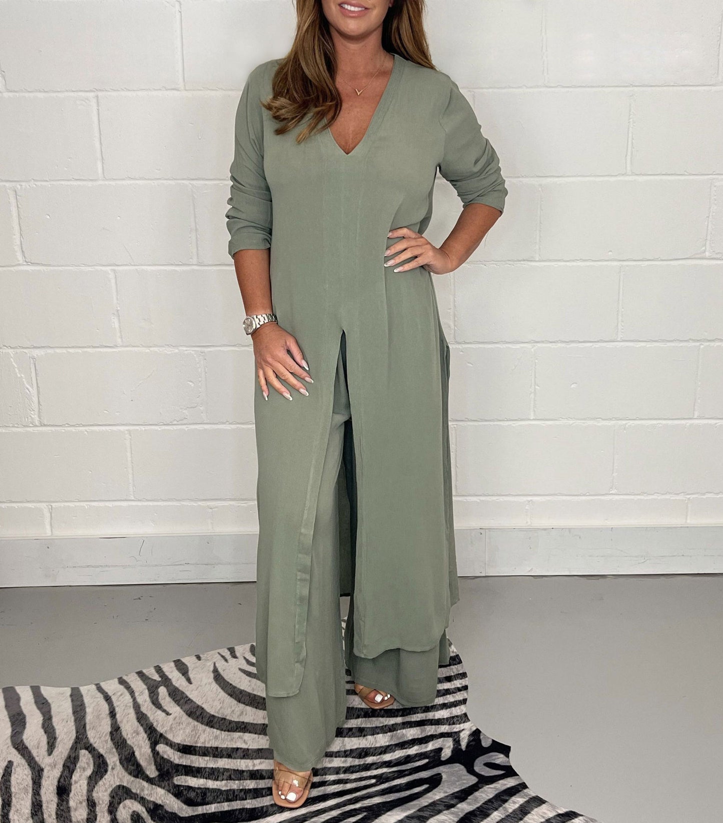 Ensemble féminin simple Haut long et pantalon long uni.